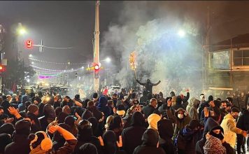 (Updating…) An unstoppable uprising through the eyes of Iranian revolutionaries and workers: Down with America, long live the revolution!